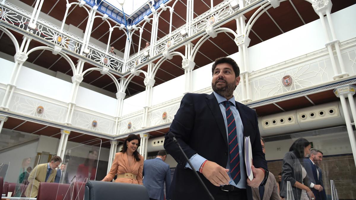 El presidente de la Comunidad, Fernando López Miras, antes de intervenir en el Debate sobre el Estado de la Región, celebrado en la Asamblea Regional, en Carttagena (Murcia), a 28 de junio de 2022