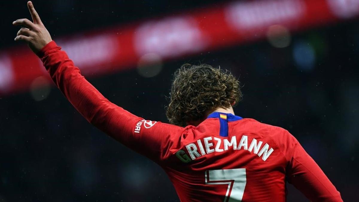 Antoine Griezmann celebra uno de sus últimos goles con el Atlético en el Wanda.