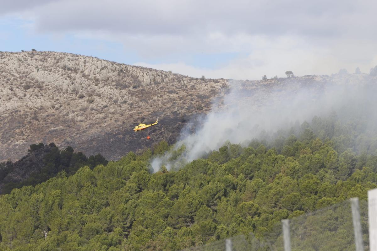 El incendio arrasa la urbanización Monte Corona de Ador