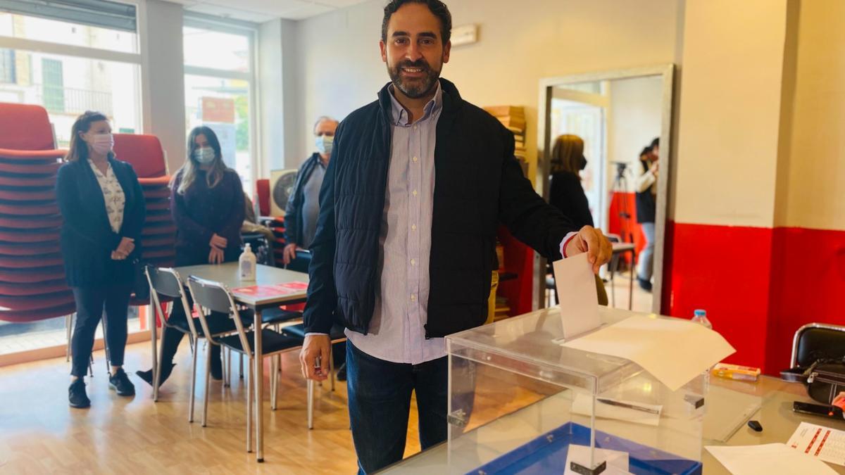 Daniel Pérez vota este domingo por la mañana en la agrupación socialista de Miraflores-Trinidad.