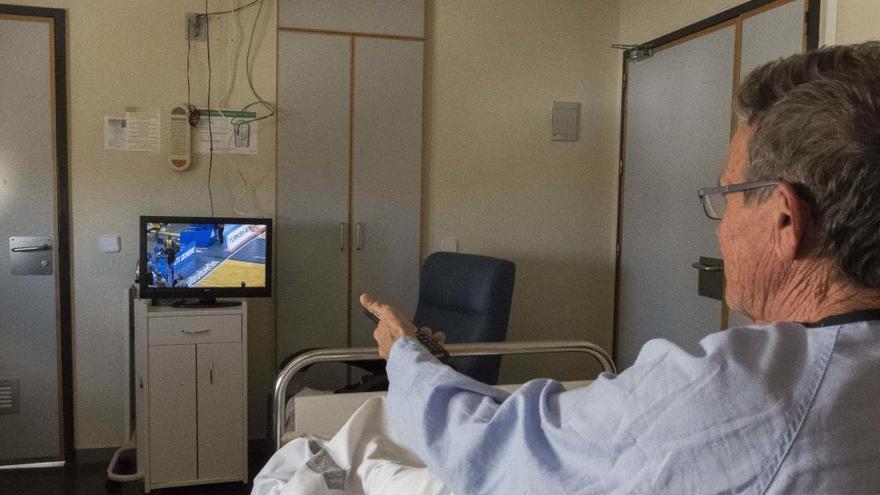 Un paciente viendo la televisión en el Hospital General de Alicante