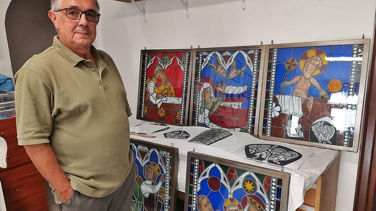 L’autor de l’estudi i vitraller Miquel Orós amb alguns dels deu vitralls que ha reproduït | CRISTINA VILÀ