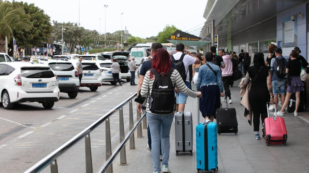 Pasajeros en la terminal de Ibiza.