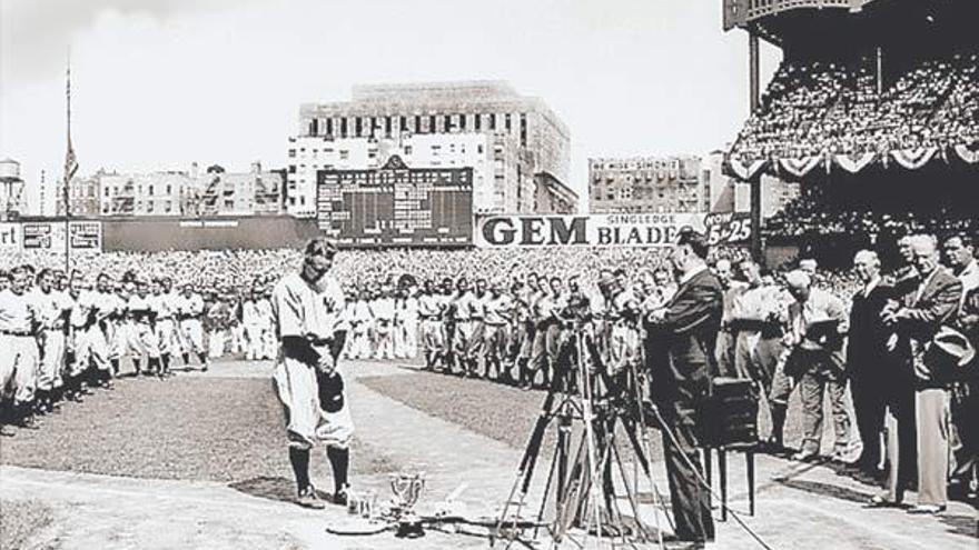 Gehrig, cabizbajo, el día de su despedida en el estadio de los Yankees.