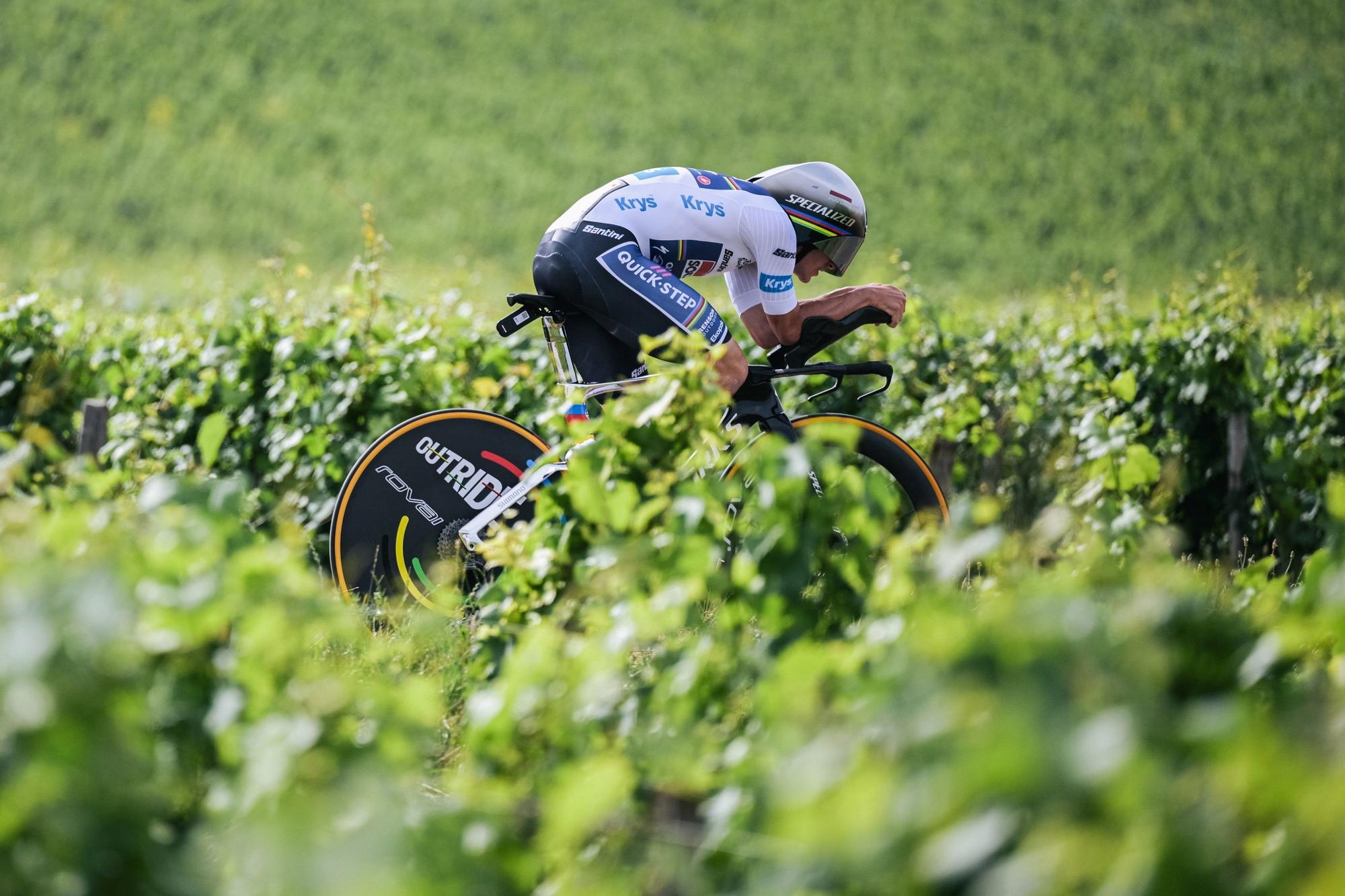Remco Evenepoel en la contrarreloj de la séptima etapa del Tour de Francia 2024 con el maillot de campeón del mundo contrarreloj