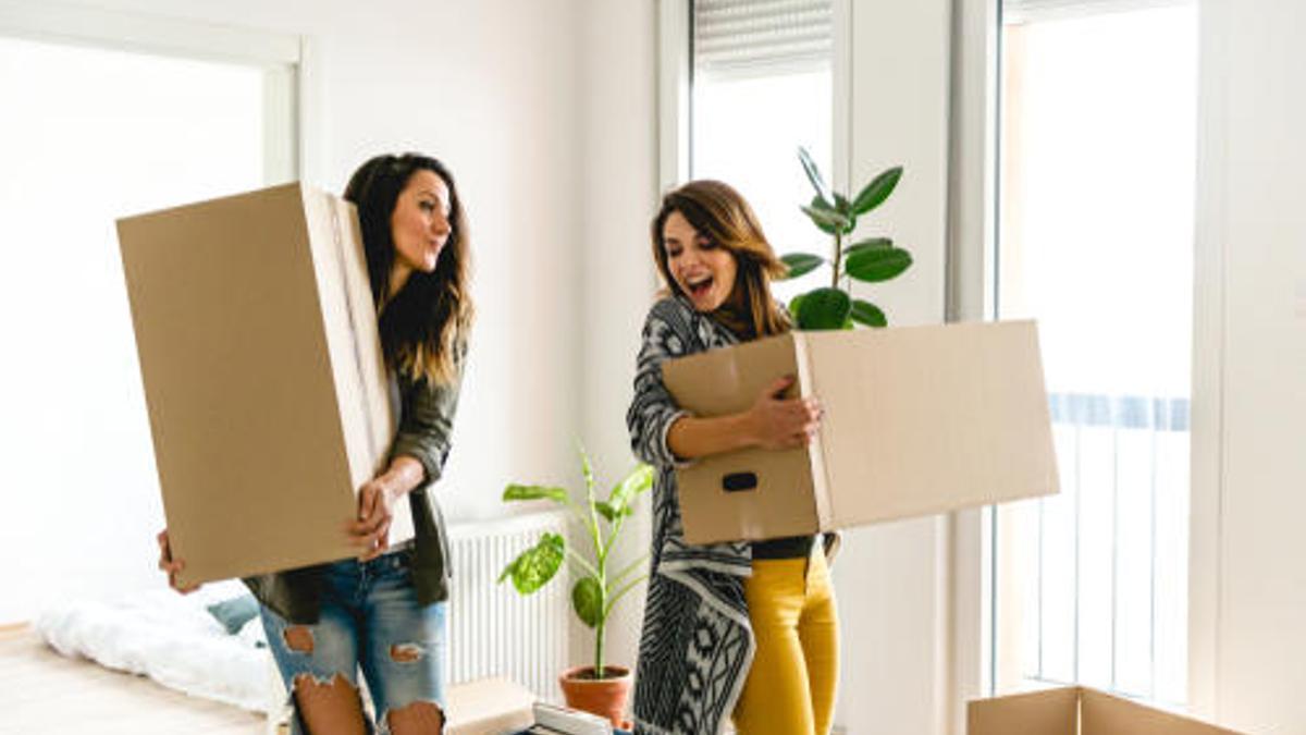 Unas jóvenes, en su nueva vivienda.