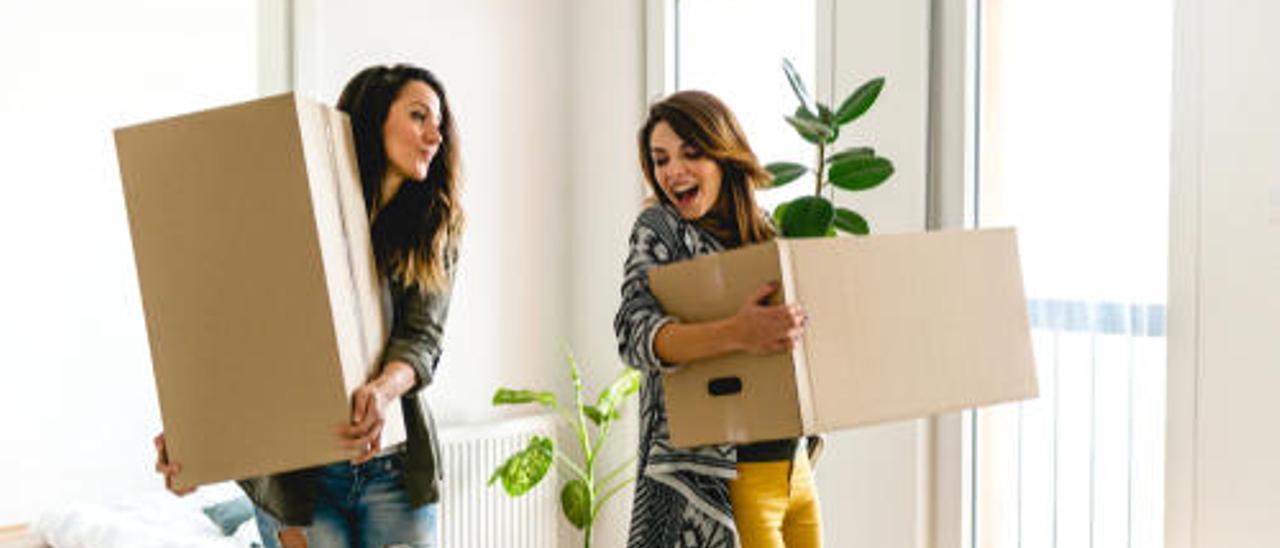 Unas jóvenes, en su nueva vivienda.