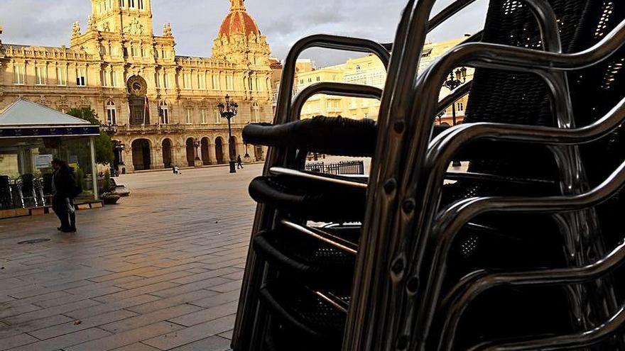 Terrazas recogidas por el cierre de la hostelería en A Coruña.