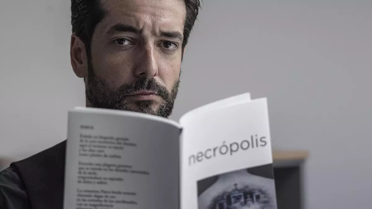 Regresa el poeta de Alicante que recita poemas a los muertos con su segunda obra: "Alguien tiene que escribir para los que ya no están"