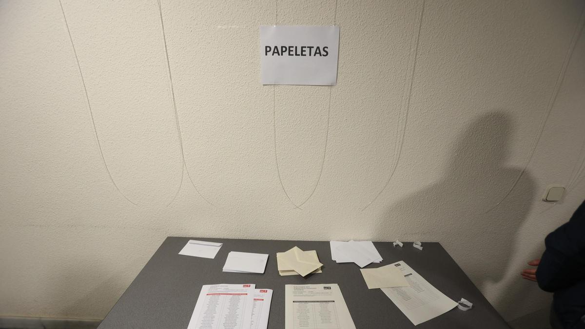 Una votación interna del PSOE en Alicante, en imagen de archivo