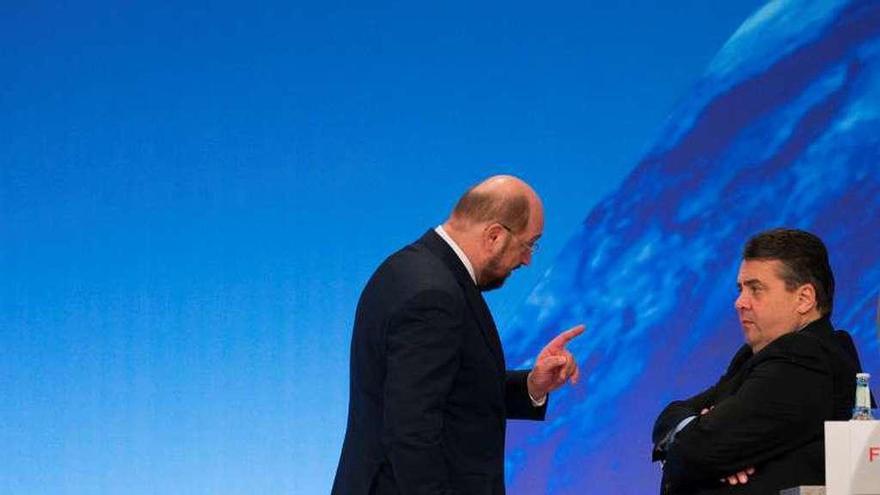 Gabriel, a la derecha, conversando con Schulz en Berlín. // Reuters