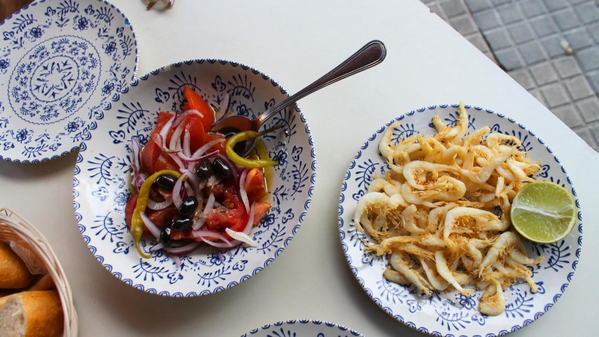 Ensalada de tomate y gamba de cristal en Freiduría Índalo
