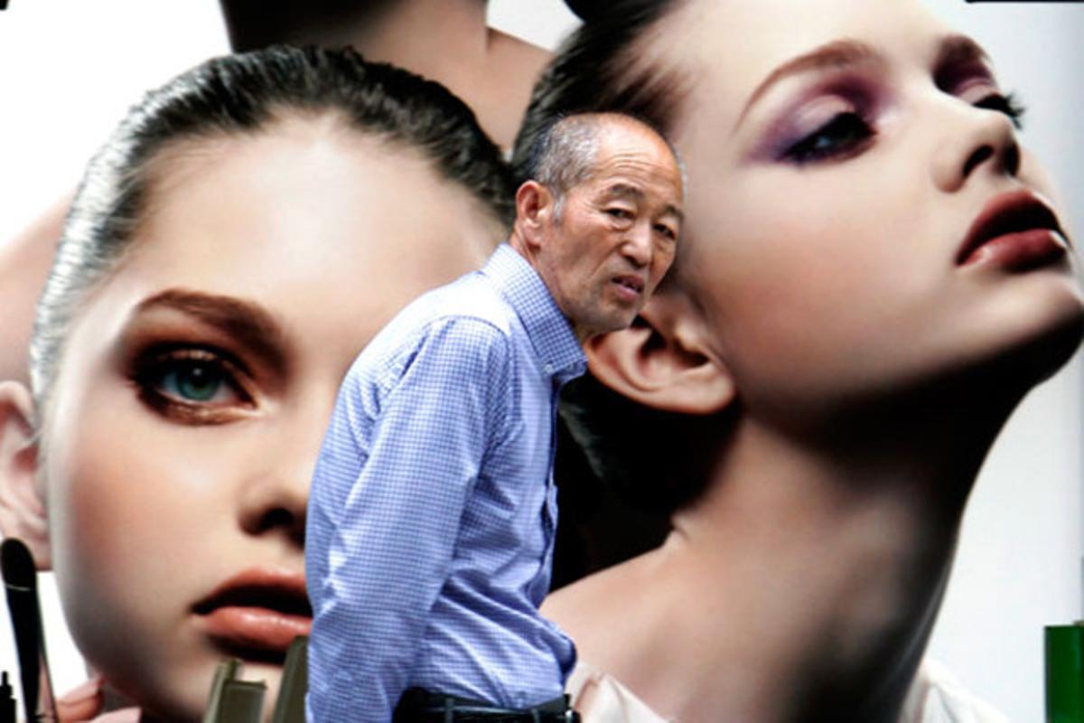 Un home passeja davant un anunci de cosmètics a Tòquio, Japó.