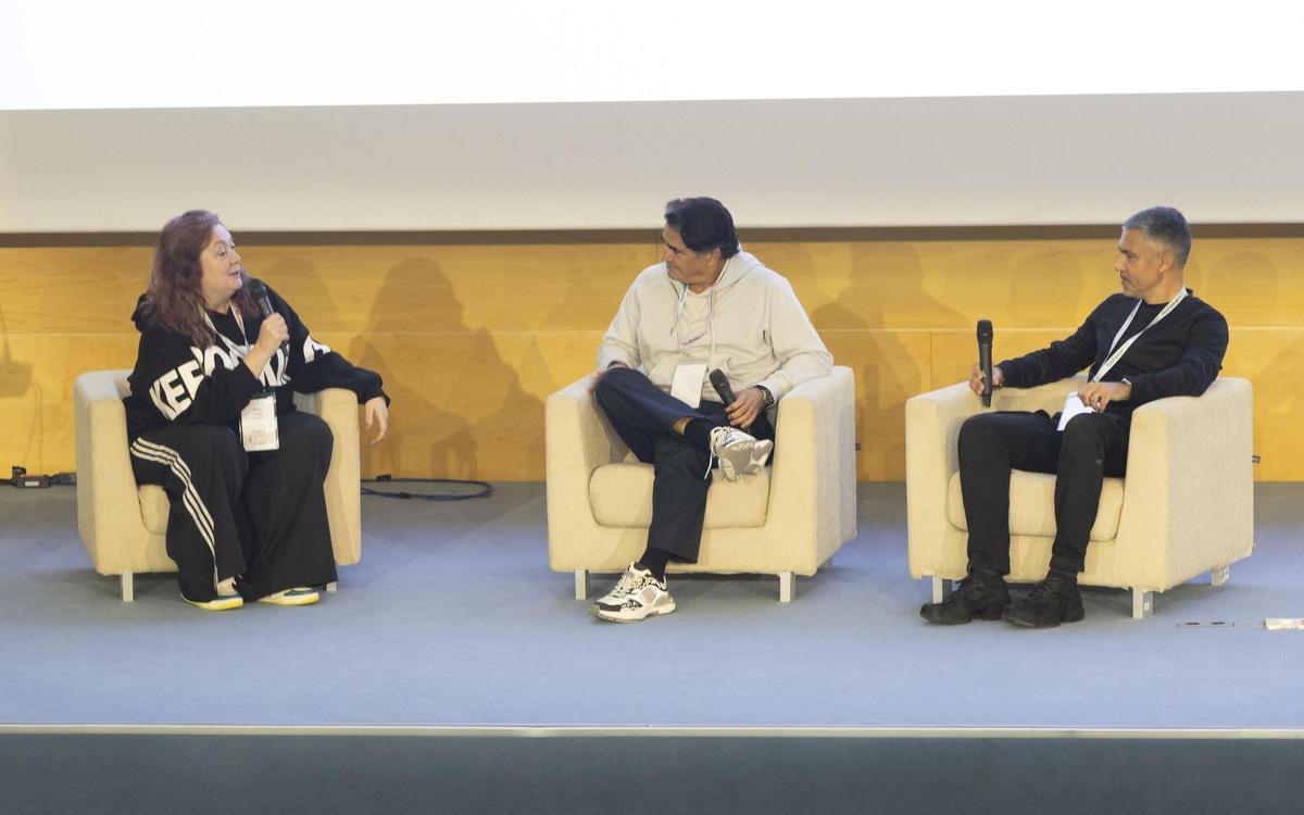 Nicoline van Enter, Fidel García y Adrián Hernández, durante el coloquio en el congreso.