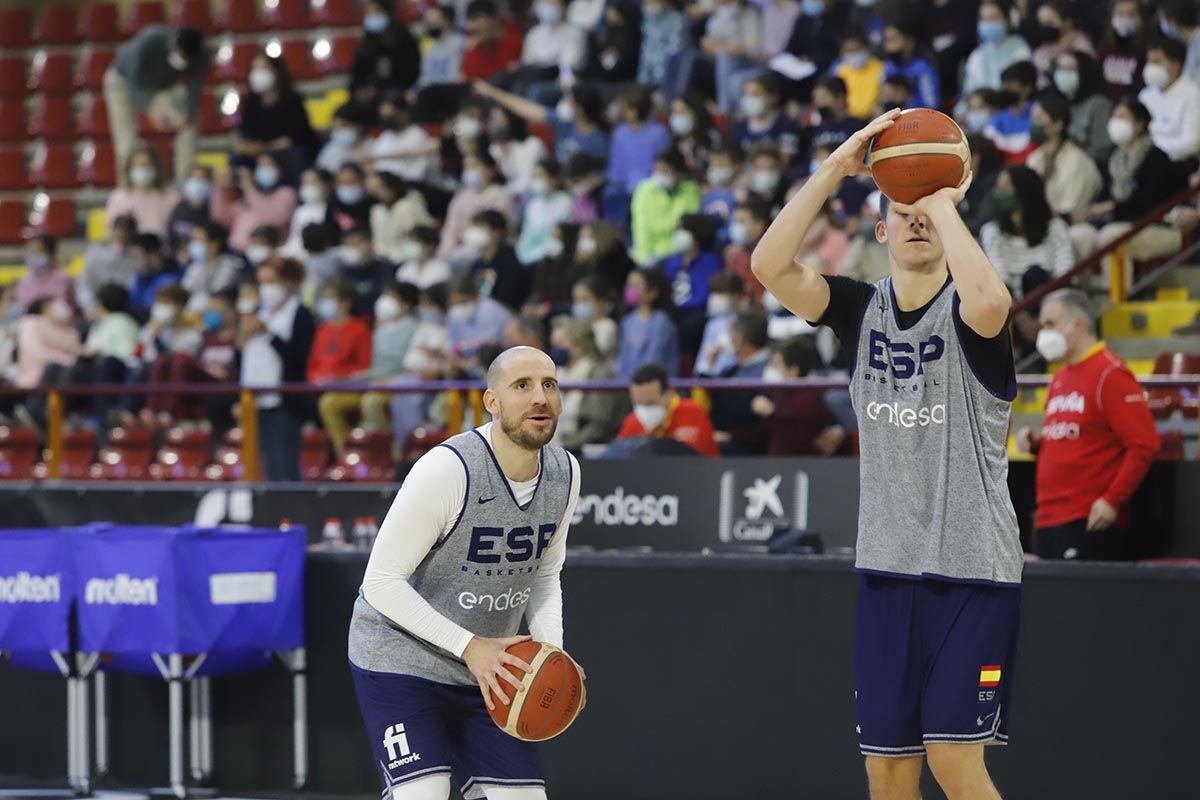 Las imágenes de la selección española de baloncesto con los jóvenes cordobeses en Vista Alegre