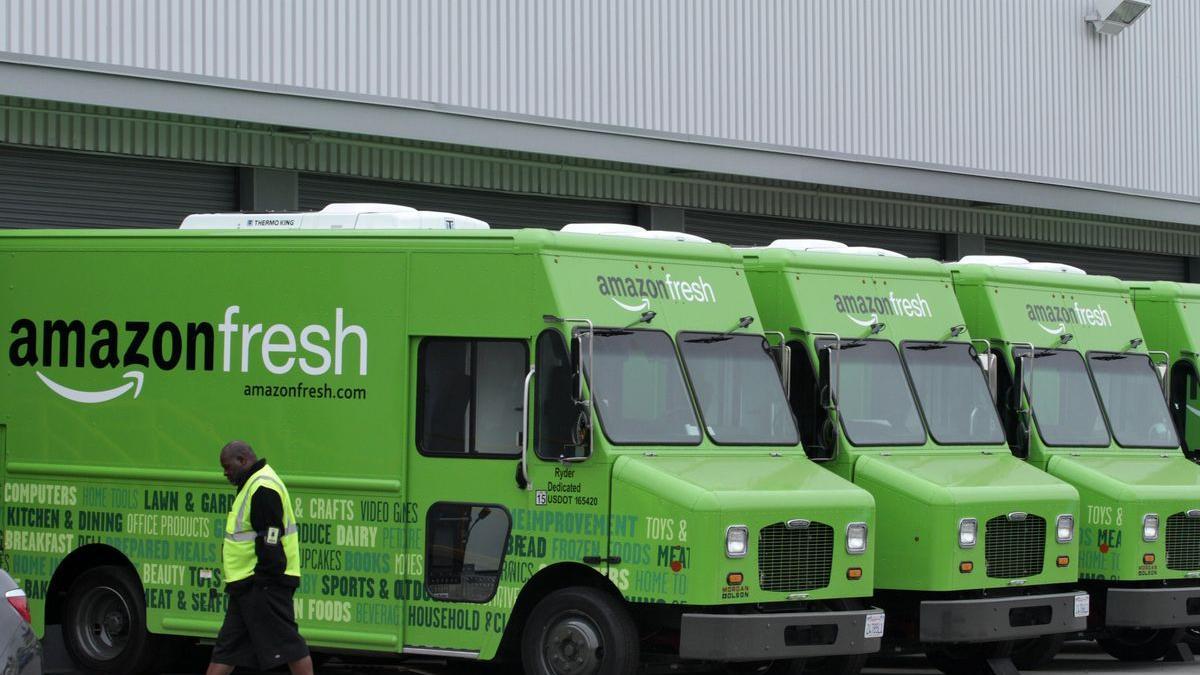 Camiones de reparto de Amazon Fresh, el servicio de supermercado de Amazon.