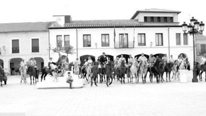 Un grupo de       jinetes en la    Plaza Mayor de           Villalpando.