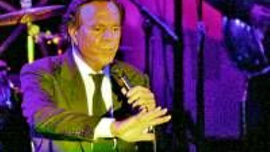 Julio Iglesias ameniza una cena de 1.600 euros