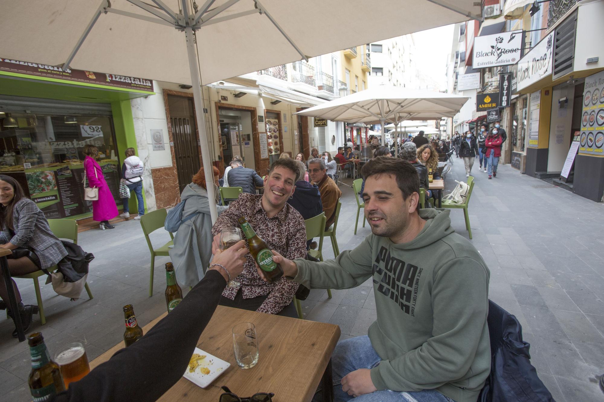 Lleno en las terrazas del centro de Alicante el primer fin de semana de apertura