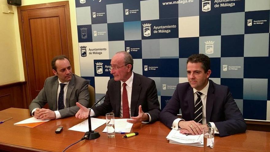 Francisco de la Torre, junto a Juan Cassá y Carlos Conde, dando a conocer el acuerdo para aprobar el presupuesto municipal de 2017.