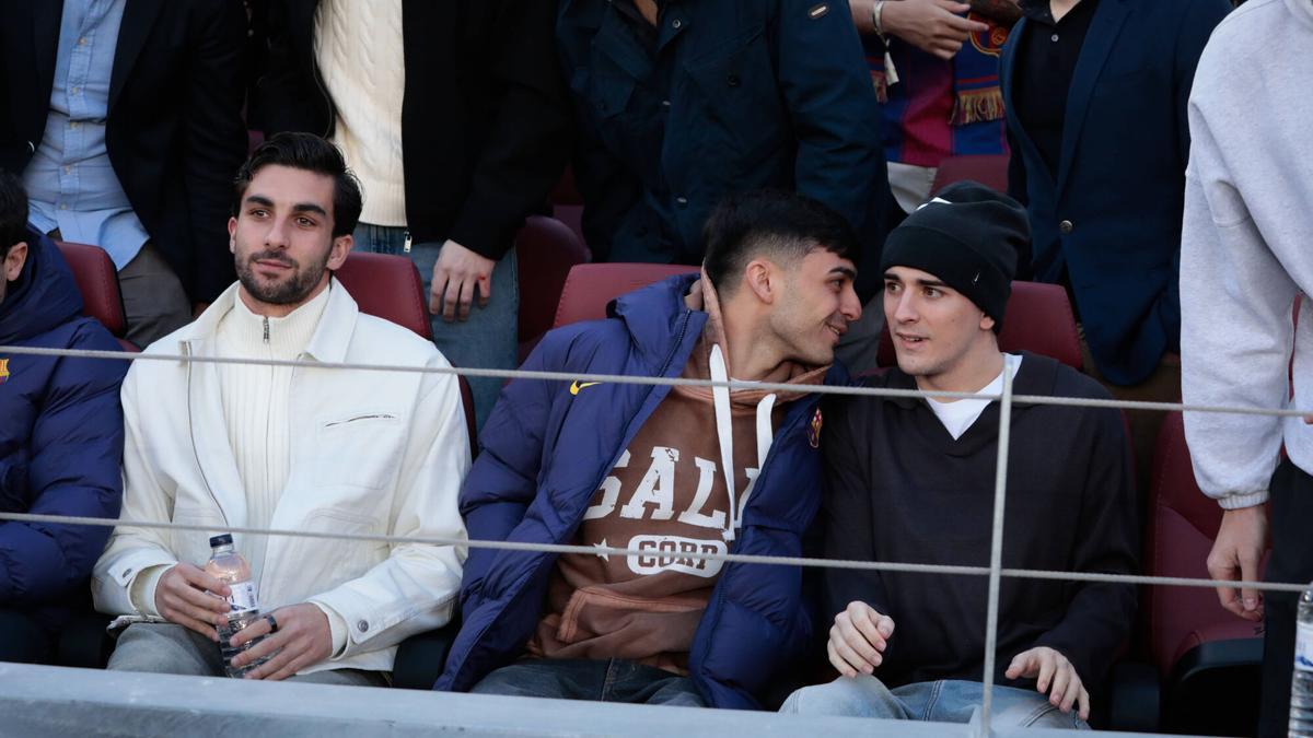 Cabizbajo, preocupado y cojeando: así salió Pedri del campo del Slavia