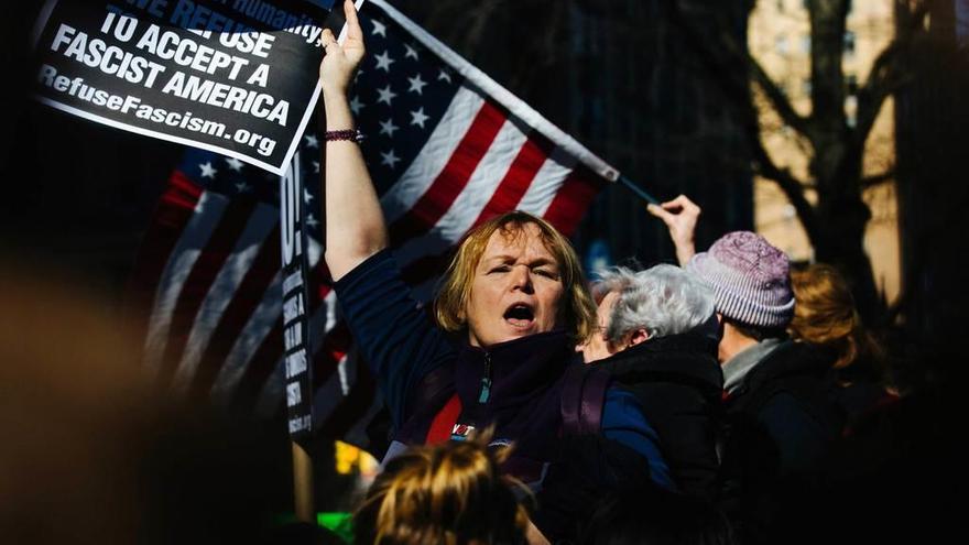 Protesta contra Trump en Nueva York con motivo de su primer mes en la Casa Blanca.