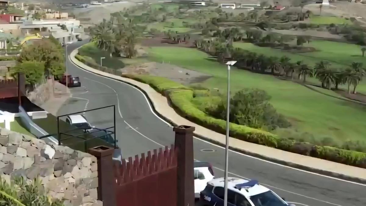La Policía Nacional, este jueves, delante de la villa de El Salobre donde vive la familia de José, 'el del Buque'