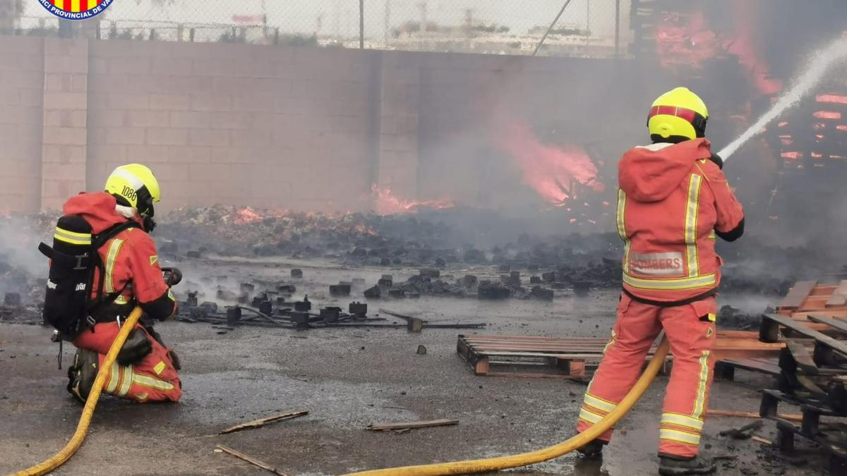 Incendio en una fábrica de palets de Aldaia