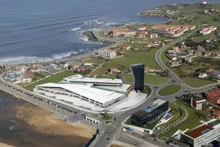 Es una zona privilegiada de Gijón, pero acumula ya seis proyectos fallidos: un balneario, una casino, una discoteca Pachá, una torre...
