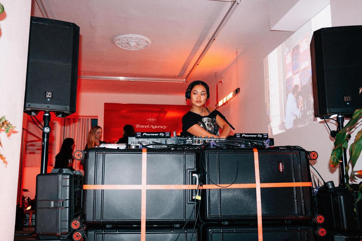 En la Barceloneta, la música correrá a cargo de las DJs Loli Zazou y Nahoomie.