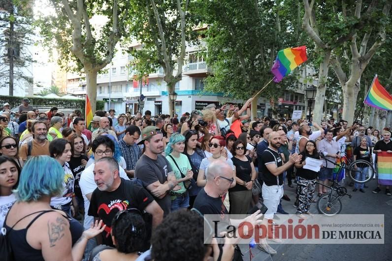 Concentración LGTBI en protesta por la manifestación neonazi del sábado