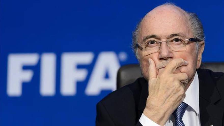 La FIFA aparta a Blatter durante 90 días