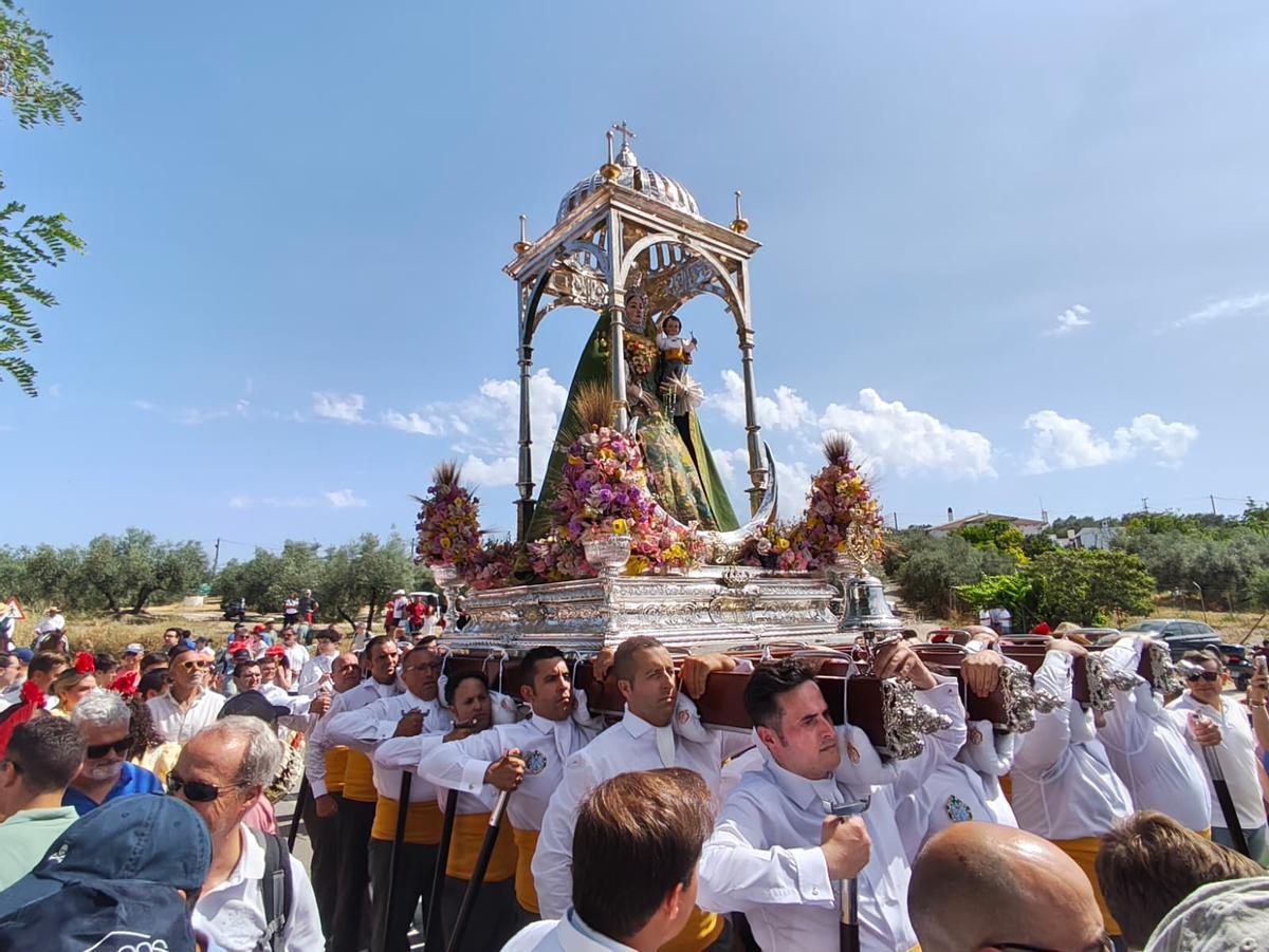 Una multitud acompaña a la Virgen de Araceli en la romería de subida