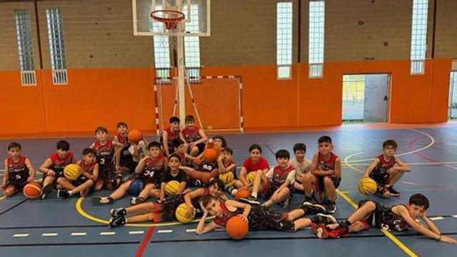 Participantes en un campus anterior de Basketdeza. |