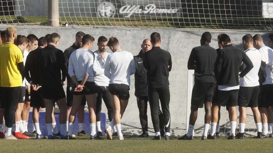 José Alberto se dirige a sus jugadores en el entrenamiento.