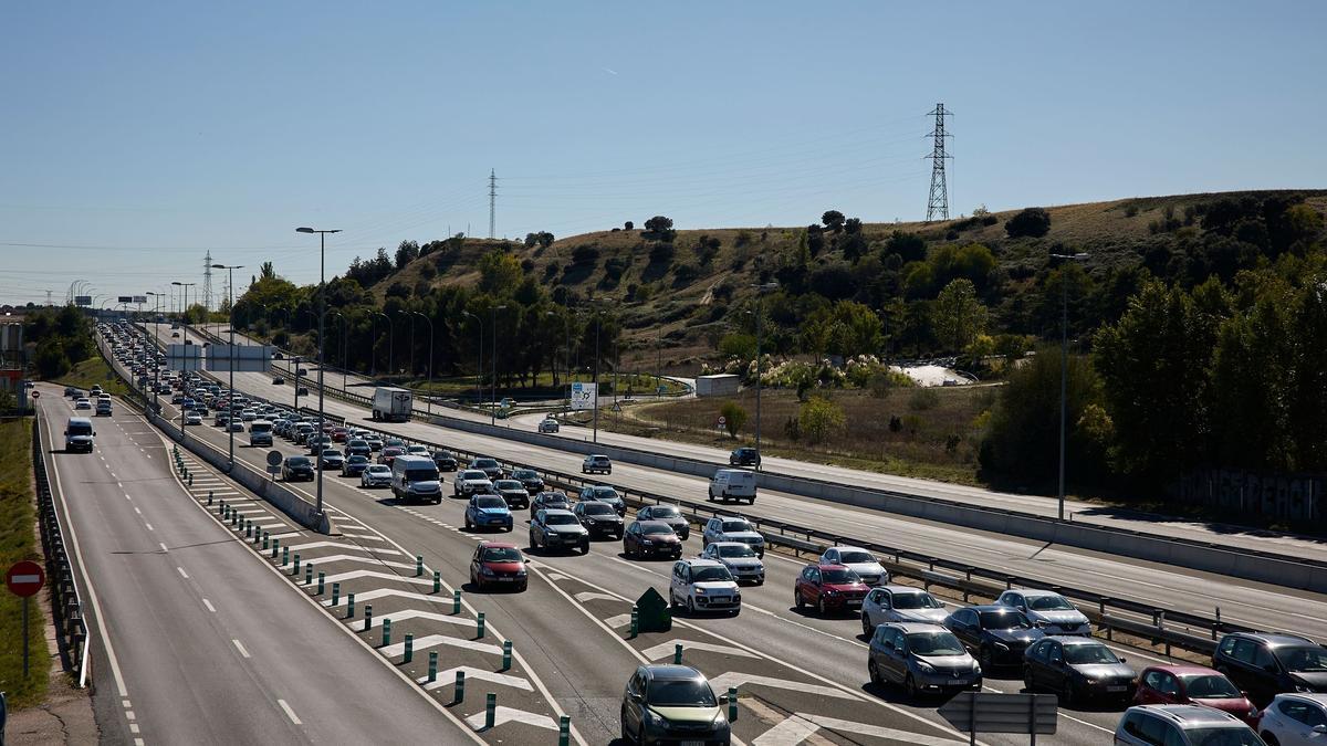 Automóviles circulan por una autopista.