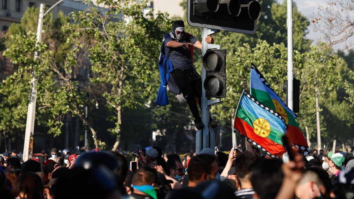 Manifestantes en la plaza Dignidad, en Santiago.