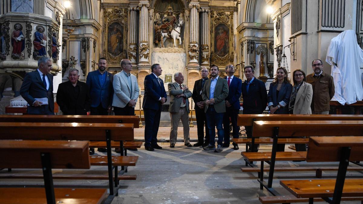 Las autoridades en el interior del templo de Molacillos