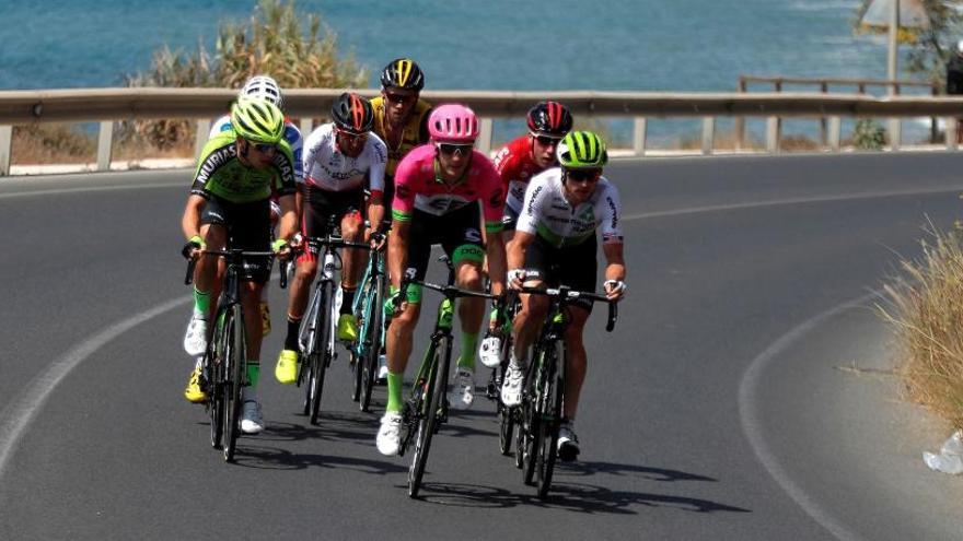 Un grupo de corredores, en la cuarta etapa de la Vuelta.