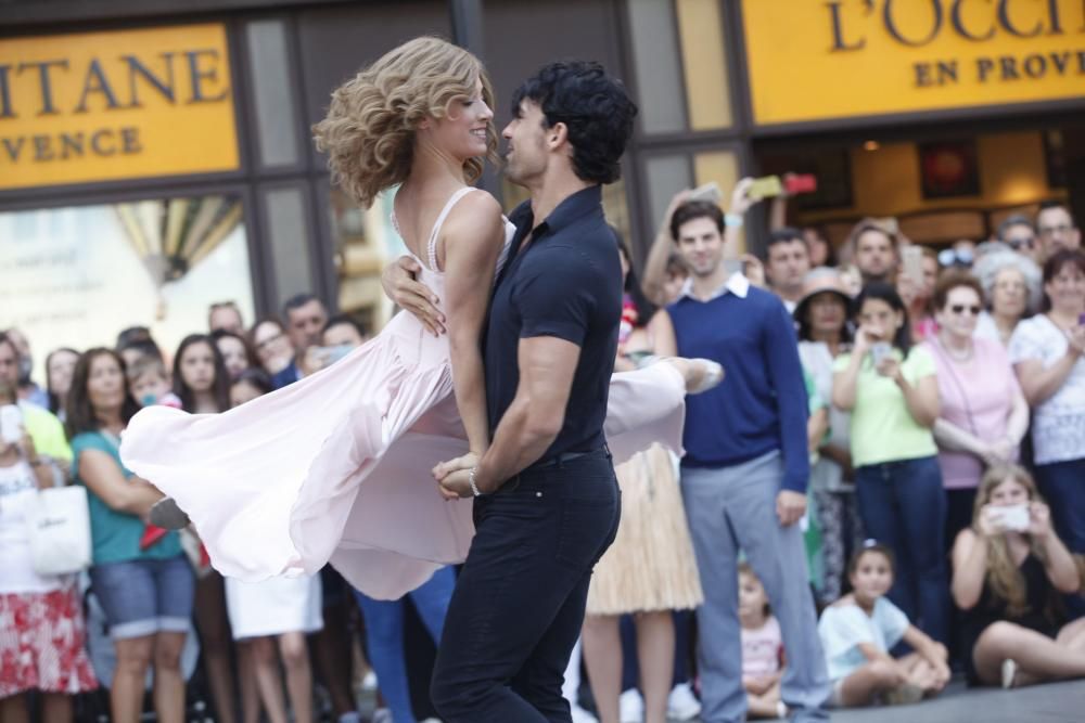 Los artistas del musical "Dirty dancing" hacen una exhibición en la calle en Gijón.