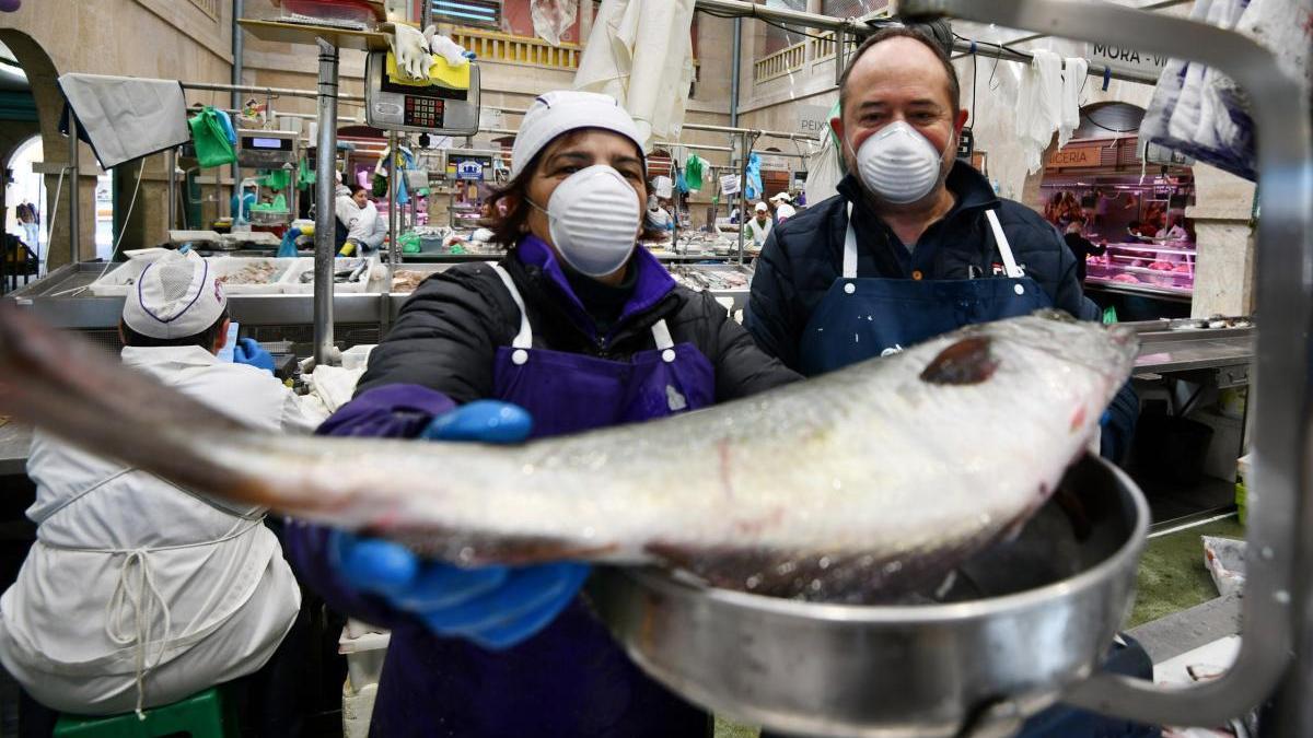 Pescadería abierta en el mercado de abastos. // G. Santos