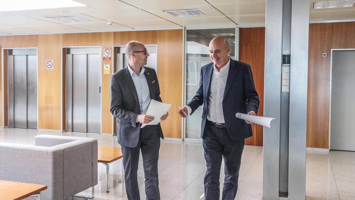 Óscar Portas y Vicent Marí, al salir de la reunión celebrada en el despacho presidencial del Consell de Ibiza.