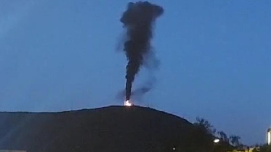 Fuego en la parte alta de la Montaña de Guaza