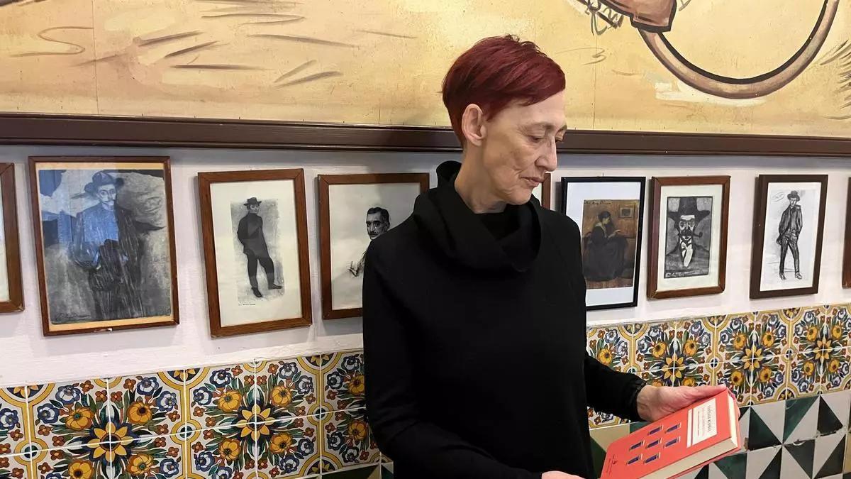 Margarida Casacuberta, profesora, crítica literaria y experta en Santiago Rusiñol, muestra un ejemplar de la nueva edición del clásico modernista 'L'auca del senyor Esteve'