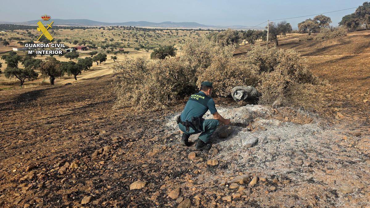 Un agente de la Guardia Civil, en la zona de Los Blázquez afectada por el fuego.