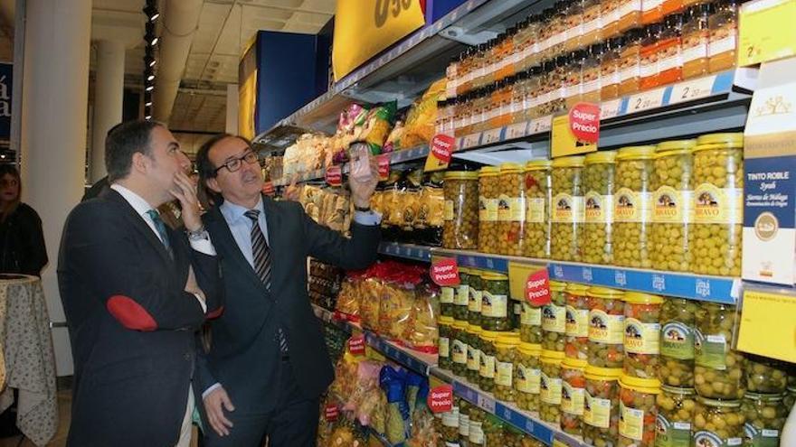 El presidente de la Diputación, Elías Bendodo, y el director de la región sureste de Centros Comerciales Carrefour S.A., Arturo Montalvo, observan los productos expuestos de Sabor a Málaga.