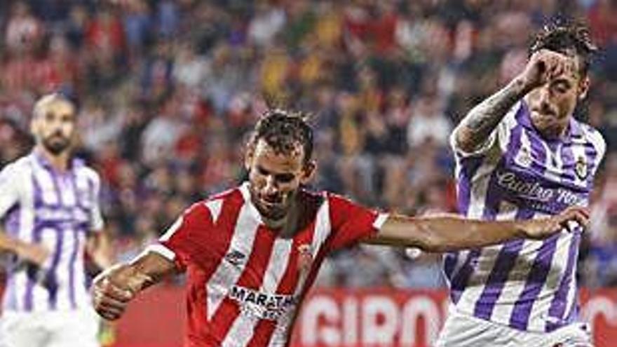 Stuani intenta un xut davant l&#039;oposició de Calero en el Girona-Valladolid de la primera jornada del curs passat.