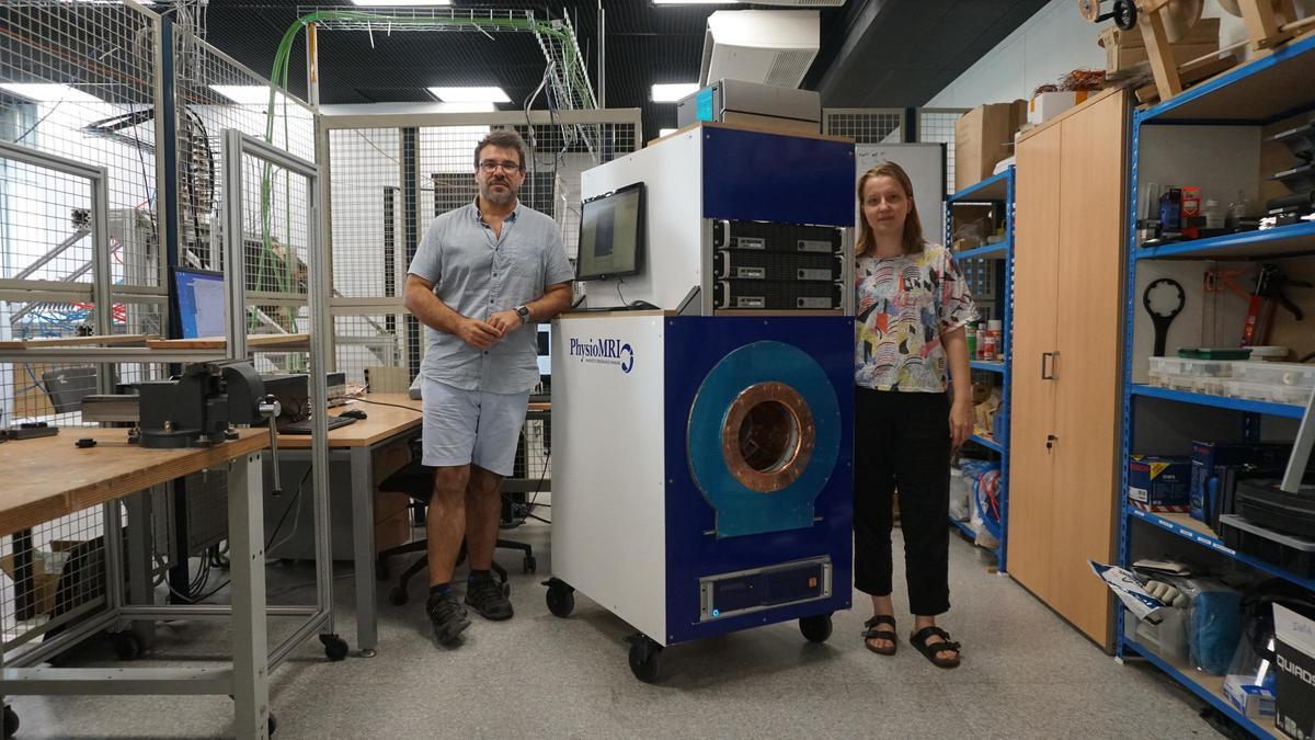 Joseba Alonso y Teresa Guallart, en las instalaciones del I3M, con el primero de los equipos presentado en septiembre de 2022.