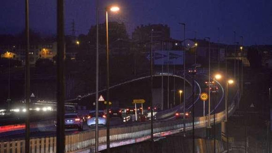 Tráfico en la entrada a Avilés por la &quot;Y&quot; ayer por la tarde.