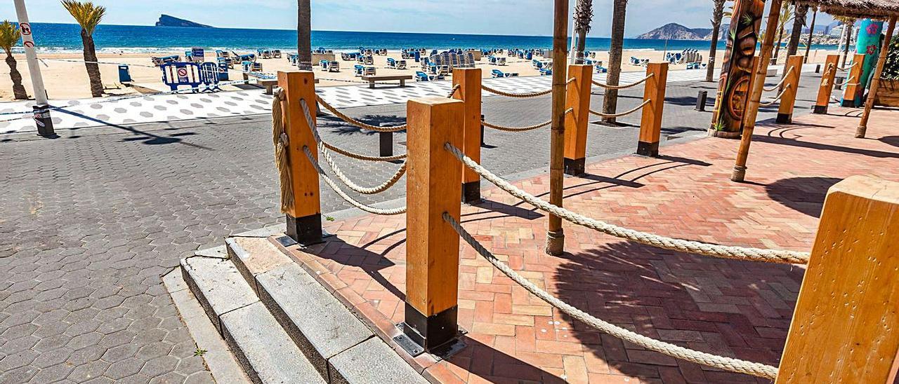 Un bar de Benidorm cerrado durante el confinamiento de abril del año pasado.